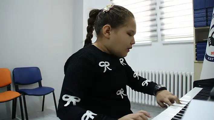 Kayseri'nin minik Mozart'ı: Piyanoda 5-6 notayı aynı anda ayırt ediyor!