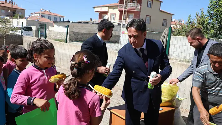 Kayseri'nin o ilçesi mısıra doydu! Mısır yeme etkinliği gerçekleştirildi