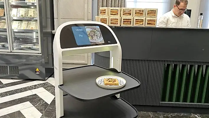Kayseri'nin robot garsonu MSM görev başında