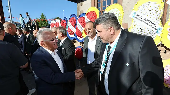 Kayseri'nin simgesi 'Saat Kulesi' artık gurbetçilerin buluşma noktası