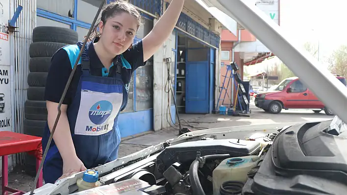 Kayseri'nin tek kadın motor tamircisi Songül Andaç: 'Bana inanmadılar, başardım'