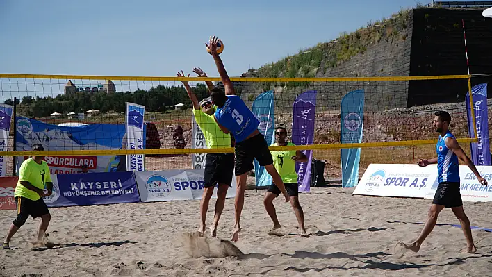 Kayseri'nin zirvesinde plaj voleybol turnuvası yapıldı!