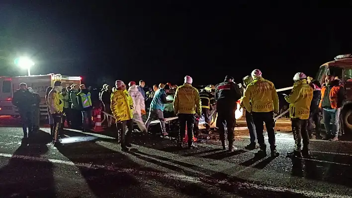 Kayseri plakalı araç Niğde'de kaza yaptı: 2 kişi hayatını kaybetti