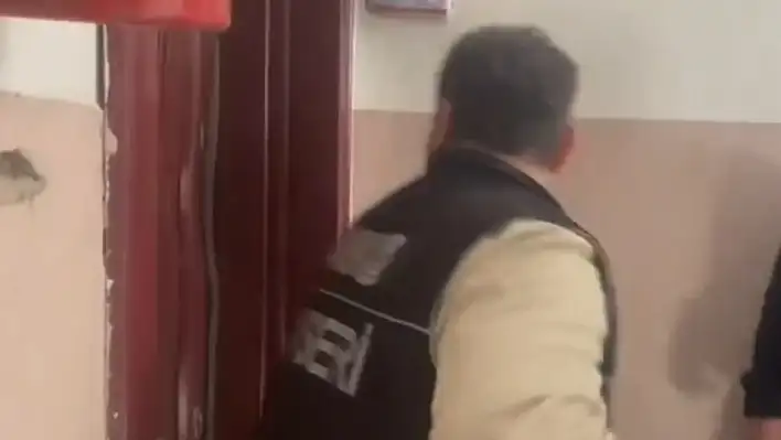 Kayseri polisi koçbaşıyla kapıları kırarak zehire darbe indirdi