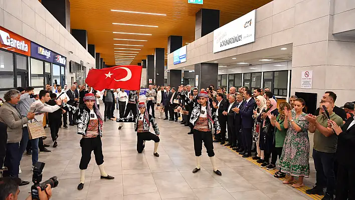 Kayseri protokolü gurbetçileri çiçeklerle karşıladı