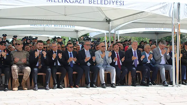 Kayseri protokolü şehitleri dualarla andı
