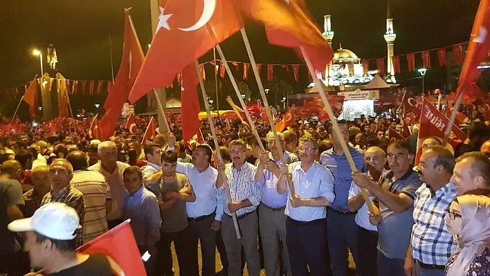 Kayseri Şeker, çiftçisi, çalışanı ve yönetimiyle 15 Temmuz coşkusuna coşku kattı