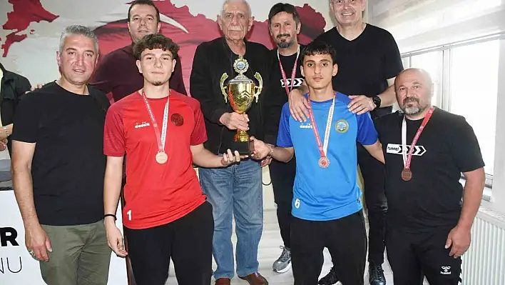 Kayseri Süper U-18 Liginde kupa sevinci