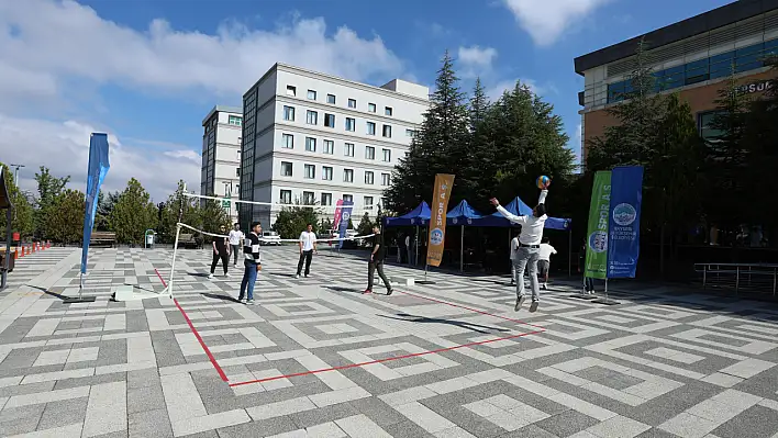 Kayseri Üniversitesi'ne başlayan öğrenciler bakın ne ile karşılaştı!