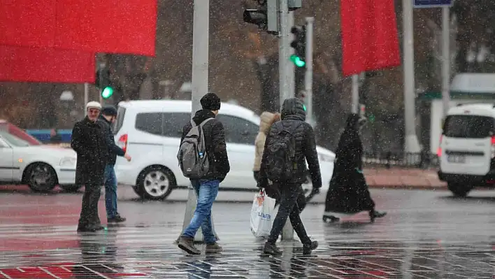 Kayseri'ye mevsimin ilk karı yağdı