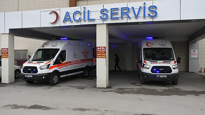 Kayseri yolunda kaza! Refüje çarpan otomobildeki iki kişi kurtarılamadı