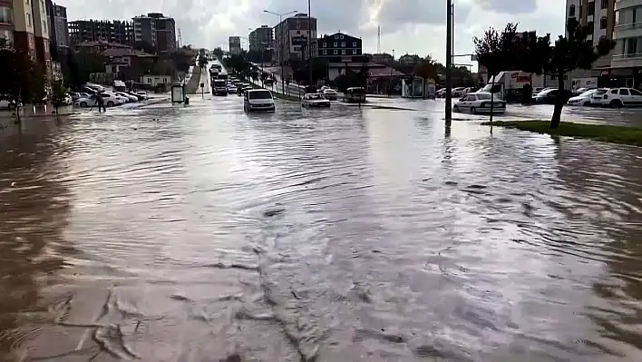 Yollar göle döndü, araçlar mahsur kaldı! İşte o görüntüler...