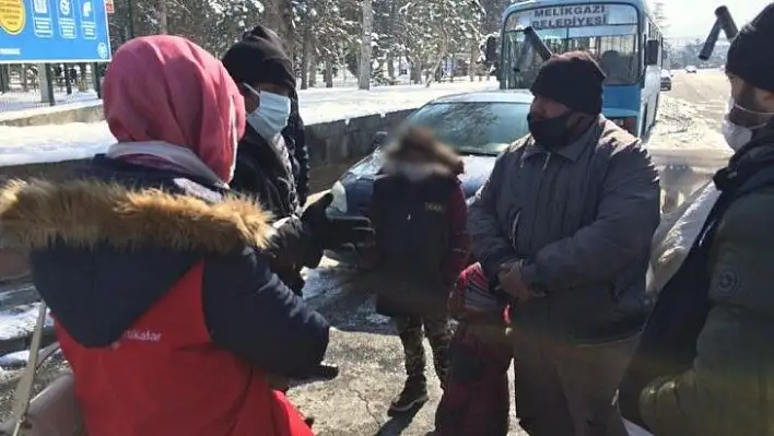 Zabıtadan dilenen çocuk operasyonu!