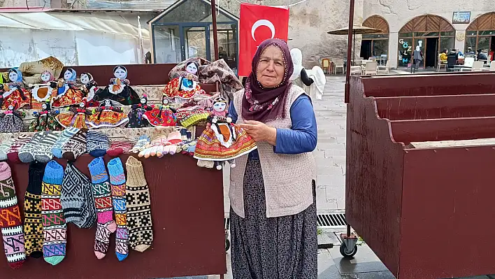 Kayserili Ayşe Teyze, bez bebek satmak için 5 dil öğrendi