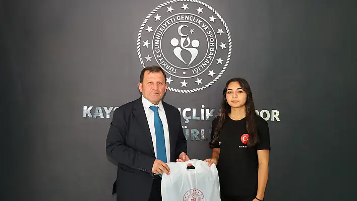 Kayserili bilek güreşçiler madalyaları topladı