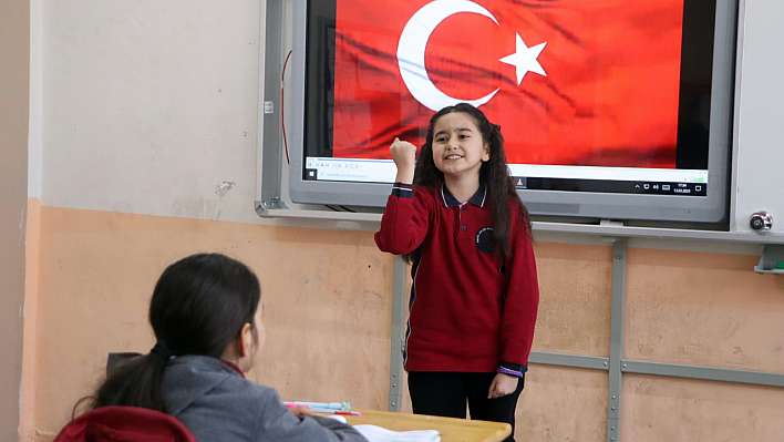 Kayserili Ela İstiklal Marşı'nı böyle okudu birinci oldu