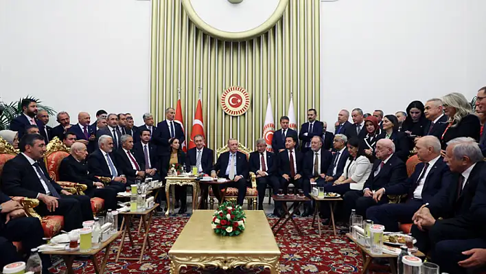 Kayserili Genel Başkan bu fotoğrafı yorumladı: Valla her an AKP'ye geçecek halleri var!