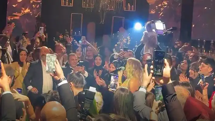 Kayserili iş insanı evlendi! Ünlü şarkıcı düğünde sahne aldı