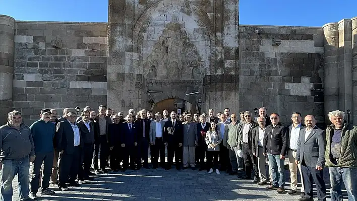 Vekil adayı Dedesinin 800 yıl önce yaptırdığı kervansaraya gitti