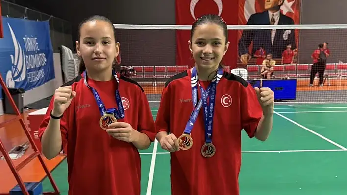 Kayserili minik badmintonculardan çifte madalya