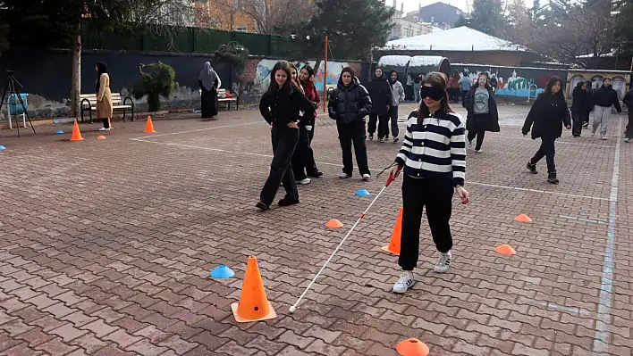 Kayserili öğrencilerden empati parkuru