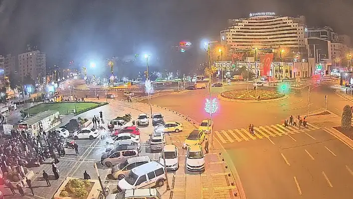 Kayserili vatandaşlar Cumhuriyet Meydanında!