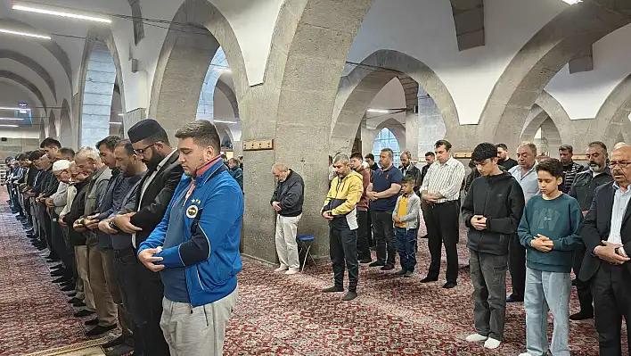 Kayserililer bayram namazında buluştu: Vali, başkan, milletvekilleri saf tuttu