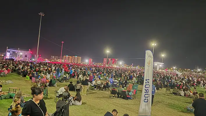 Kayserililer bu gece bakın nereye akın etmiş!