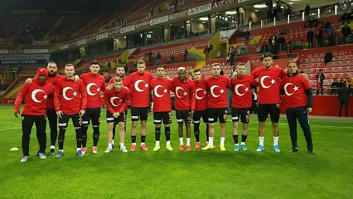 Kayserispor ısınmaya ay-yıldızlı tişörtle çıktı
