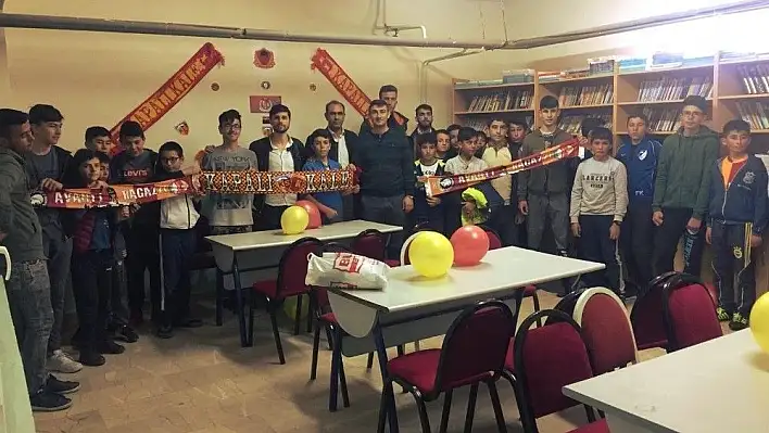 Kayserispor taraftarından kütüphane