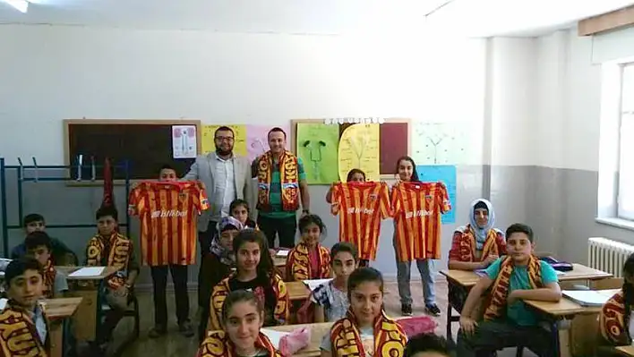 Kayserispor taraftarları okul kütüphanesi için seferber oldu