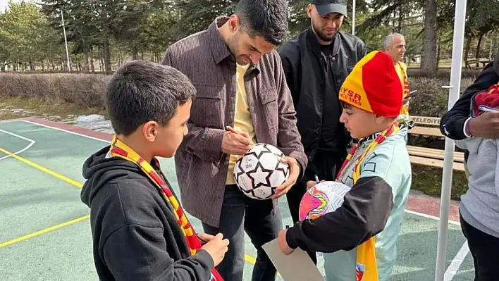 Kayserisporlu futbolcular, depremzede çocukların yüzünü güldürdü