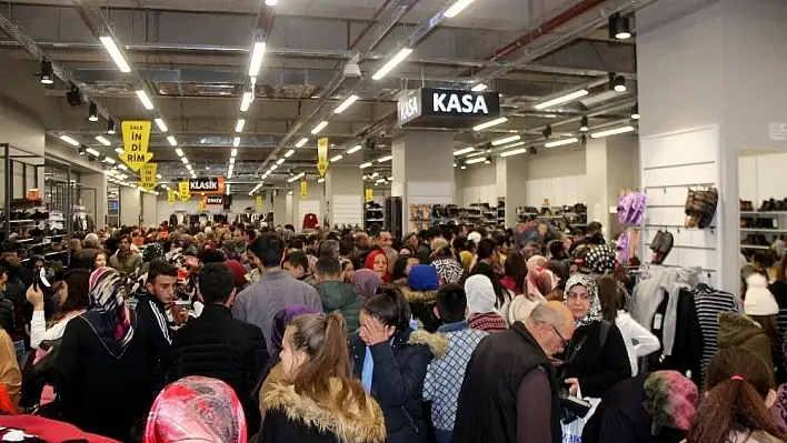 KAYSERmall Outlet'te indirimli alışveriş yoğunluğu
