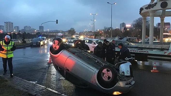 Yön levhasına çarptıktan sonra ters döndü