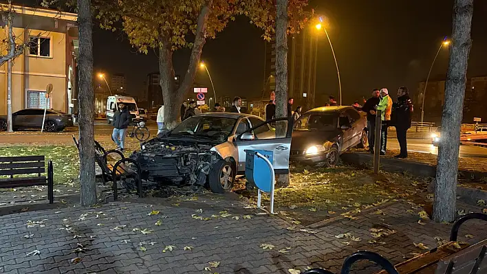 Kaza yapan araçlar cami bahçesine daldı