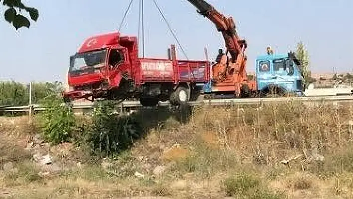 Kaza yapan kamyon tren yoluna takla attı: 1 ölü