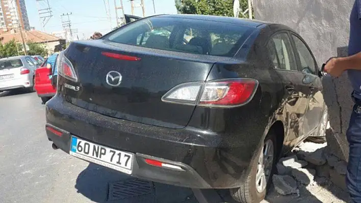 Kaza yapan otomobil bahçe duvarını yıktı 