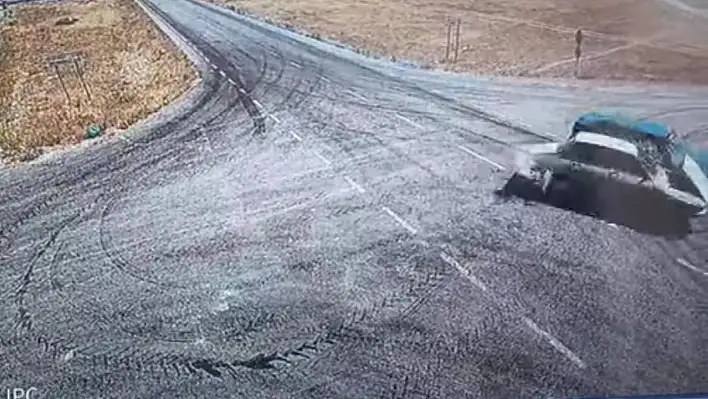 Kaza sonrası alev alev yanan araç panik yarattı