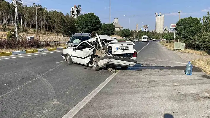 Otomobil hurdaya döndü, sürücüsü yaralandı
