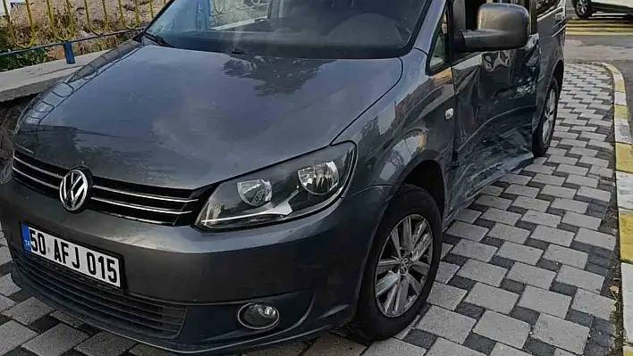 Kazada savruldu kaldırımdaki yayaya çarptı