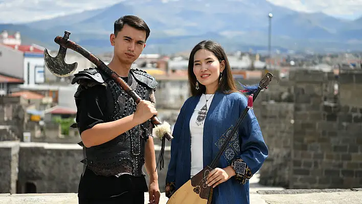 Kazak sanatçılar Kayseri Kalesi'nde sanatla buluştu