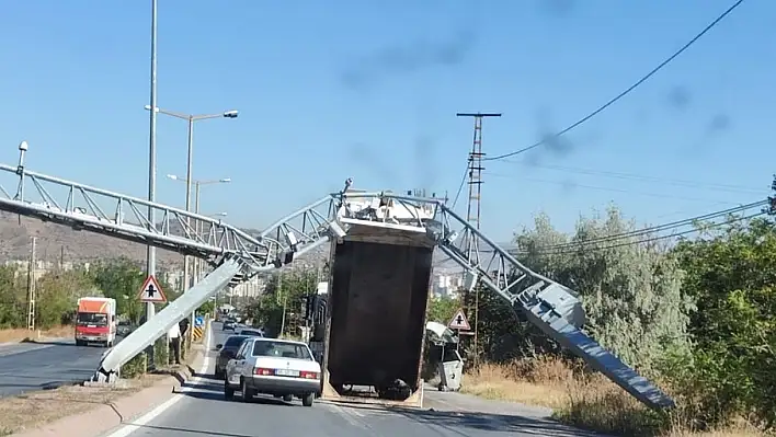 Kazanın böylesi! Kamyon bakın nereye çarptı?