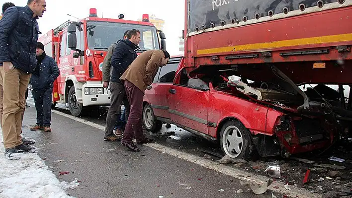 Kazaya bakarken tırın altına girdi