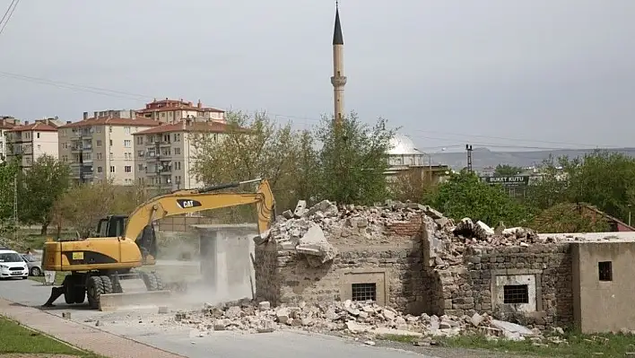 Geri Dönüşüm İçin Evlerini Kendileri Yıktı