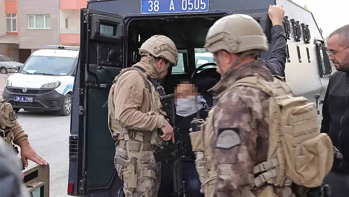 Korkutan olay! Eve kendini kilitleyip ateşe verdi...