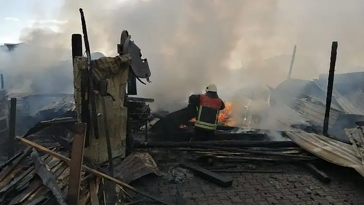 Kereste deposunda çıkan yangını itfaiye ekipleri söndürdü
