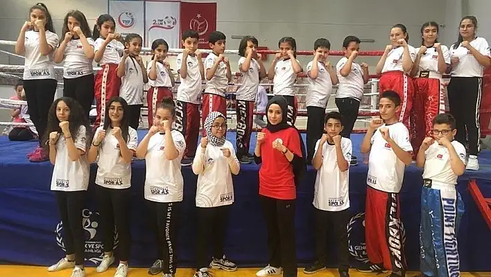 Kick Boks şampiyonasında 28 sporcu madalya aldı