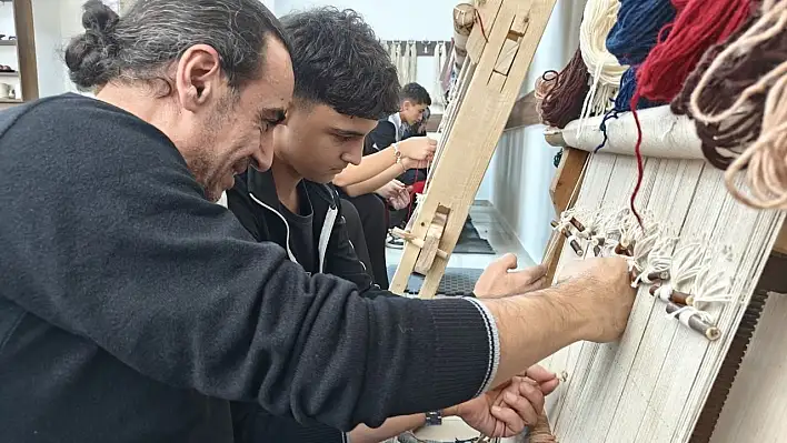 Kimse beklemiyordu... Öğrenciler asırlık sanatı yeniden canlandırdı