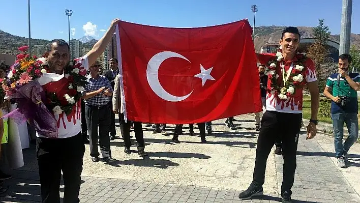 Kırık parmak ve çatlak ayak ile dünya şampiyonu oldu