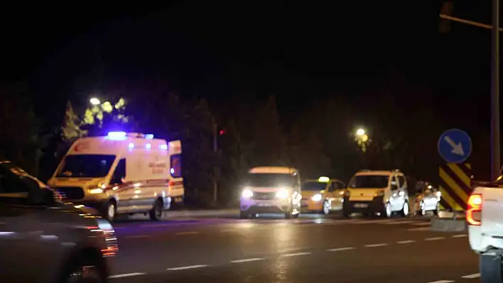 Kırmızı ışıkta bekleyen araca çarptı: 1 kişi...